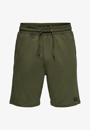 Pantalones cortos de color verde oliva hechos de una tela suave. Cuentan con una cintura elástica con cordones, bolsillos laterales y un parche de logo cuadrado en el dobladillo.