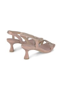 Sandali con tacco in suede rosa, con design a fascia incrociata, impreziositi da strass. Tacco basso a kitten e solette morbide di colore beige.