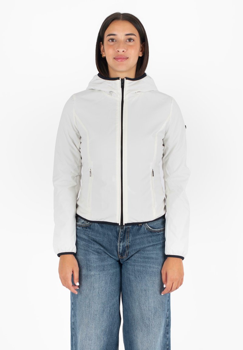 Witte, hoodie-jack met een getailleerd ontwerp, ritssluiting aan de voorkant en twee zijzakken. Heeft zwarte boorden langs de randen. Soepele textuur.