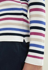Gestreifter Strickpullover mit horizontalen Linien in Pink, Blau, Beige, Weiß und Schwarz. Verfügt über einen strukturierten Stoff und seitliche Schlitze am Saum.