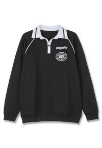 Μαύρο πουλόβερ με μακριά μανίκια και λευκό γιακά, με κόκκινες ρίγες. Διαθέτει κεντημένο λογότυπο με το κείμενο "ΒΡΑΧΥ ΚΑΙΡΟΣ, ΜΑΚΡΥ ΝΥΚΤΕΡΙΝΟΣ".