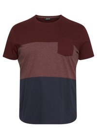 Kortærmet T-shirt med farveblokeringsdesign i burgunder, mørkerød og marineblå sektioner, rund halsudskæring og en brystlomme.