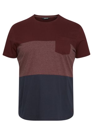 T-Shirt mit kurzen Ärmeln, das ein Farbblockdesign mit burgunderrot, dunkelrot und marineblauen Abschnitten aufweist, runder Ausschnitt und eine Brusttasche.