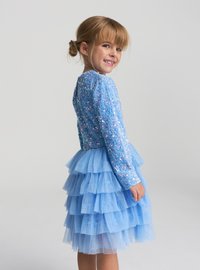Vestito azzurro con top decorato da paillettes e gonna in tulle a strati. Presenta maniche lunghe e scollo rotondo. Tessuto morbido con volant fiabeschi.