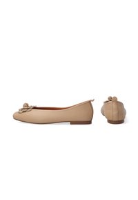 Beige Leder-Balletschuhe mit runder Zehenform und einem dekorativen Blumenakzent an der Spitze. Niedriger Absatz, glatte Textur und zum Hineinschlüpfen.