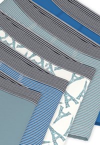 Κομμάτια βαμβακερού υφάσματος με διάφορα ριγέ μοτίβα σε μπλε, μαύρο και άσπρο χρώμα με μοτίβα του Πύργου του Άιφελ. Οι υφές κυμαίνονται από λεία έως υφή.