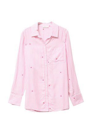 Chemise à manches longues à rayures verticales roses et blanches avec de petits motifs de cœurs rouges, un col pointu, des boutons sur le devant et une poche poitrine.