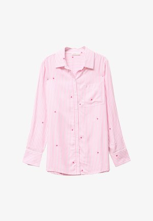 Langärmliges Hemd mit rosa-weißen vertikalen Streifen, kleinen roten Herzmustern, spitzem Kragen, Vorderknöpfen und einer Brusttasche.