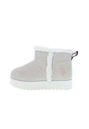 Graue Wildleder-Stiefelette mit weißem Kunstfellfutter, einer runden Toe und einer weißen Plateausohle. Verfügt über ein Logo-Element und eine Zuglasche.