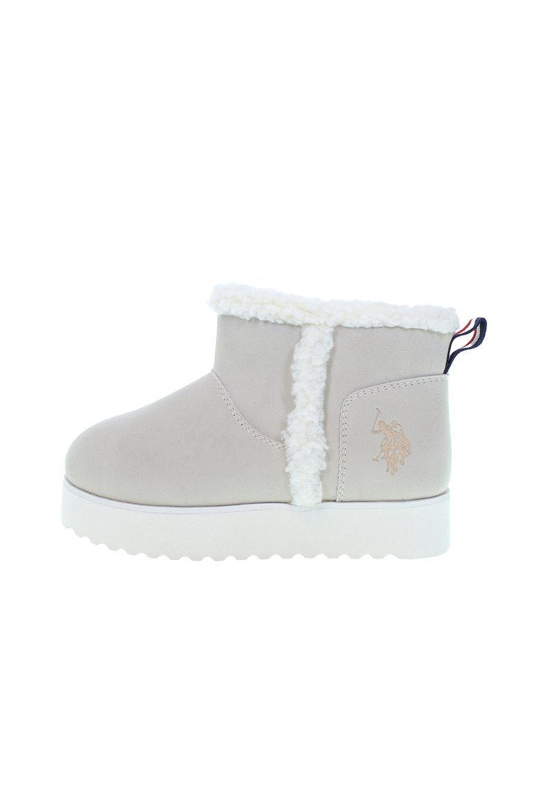 Graue Wildleder-Stiefelette mit weißem Kunstfellfutter, einer runden Toe und einer weißen Plateausohle. Verfügt über ein Logo-Element und eine Zuglasche.