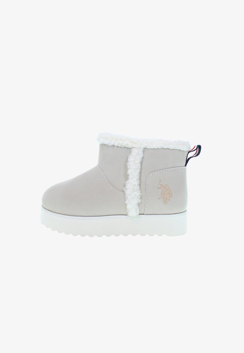 Graue Wildleder-Stiefelette mit weißem Kunstfellfutter, einer runden Toe und einer weißen Plateausohle. Verfügt über ein Logo-Element und eine Zuglasche.