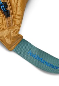 Beige gevoerde tas met een zwarte rits, voorzien van een turquoise strap met blauwe "PeakPerformance" tekst. Gladde, textuur-achtige materialen.