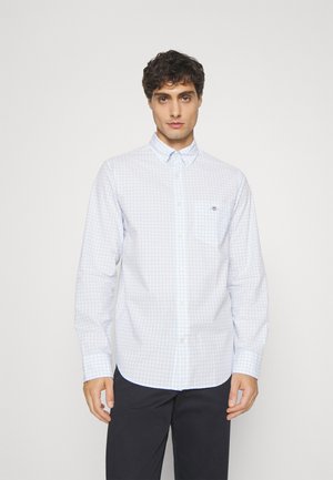 Hellblau kariertes Langarmhemd aus Baumwolle. Verfügt über einen Button-Down-Kragen, eine Brusttasche und weiße Knöpfe. Glatte Textur.