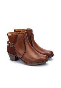 Braune Lederstiefeletten mit einer halbrunden Spitze, strukturiertem Seitenpaneel, dekorativer Metallschnalle und gestapeltem Absatz. Glatte Oberfläche und langlebiges Design.