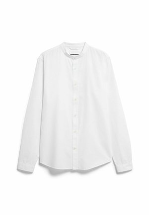 Camicia bianca a maniche lunghe con colletto alla coreana e bottoni frontali, distesa su uno sfondo bianco.