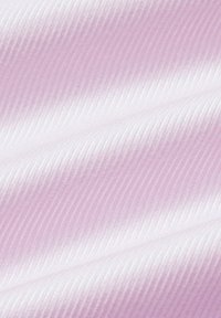 Jasnoróżowa satynowa tkanina o gładkiej fakturze, z subtelnymi ukośnymi wzorami żebrowania na powierzchni.