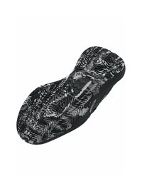 Chaussure à motifs noir et blanc avec une surface texturée et un design courbé, présentant un logo proéminent sur le côté et une semelle profilée.