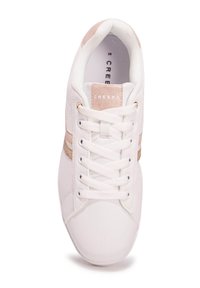 Zapatilla blanca con diseño de cordones, que presenta un upper de cuero sintético, acentos dorados y una franja texturizada en rosa claro. Costuras detalladas visibles.