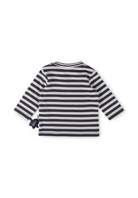 Langärmliges, gestreiftes Oberteil mit dunkelblauen und cremefarbenen horizontalen Streifen, runder Halsauschnitt und einem kleinen dekorativen Etikett am linken Ärmel.