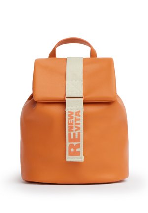 Zaino in pelle arancione con patta superiore e una cinghia crema al centro con la scritta "NEW REVITA" in lettere arancioni.