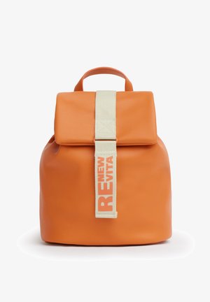 Zaino in pelle arancione con patta superiore e una cinghia crema al centro con la scritta "NEW REVITA" in lettere arancioni.