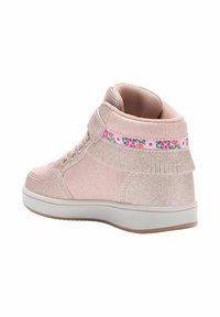 Sneaker alto rosa con finitura glitterata, fascia decorativa floreale, materiale textured e colletto imbottito per il comfort.