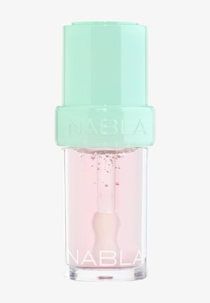 Gloss à lèvres teinté dans un flacon transparent avec un capuchon vert menthe, équipé d'un applicateur en pinceau. Contient un liquide rose avec des bulles visibles.