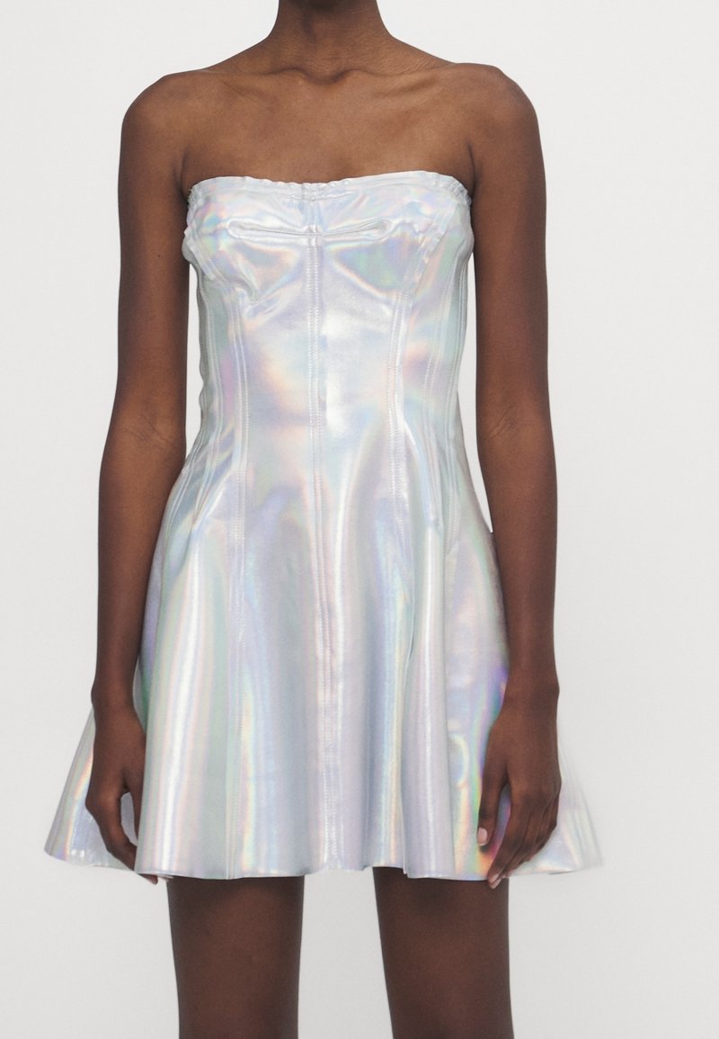 Strapless miniklänning i iriserande tyg, med en åtsittande livdel, utsvängd nederkant och en slät, glansig yta med vertikala linjer.