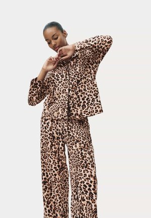 Luipaardprint loungewear set in zachte stof, met een knoopsluiting shirt en losse broek, met een relaxte silhouette en wijde mouwen.