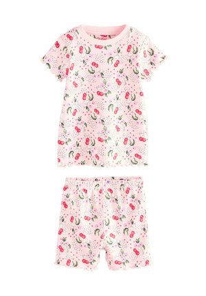Różowy zestaw piżamowy wykonany z miękkiego materiału, składający się z bluzki z krótkim rękawem z falbanami i pasujących szortów, ozdobiony wzorami w czereśnie i kwiaty.