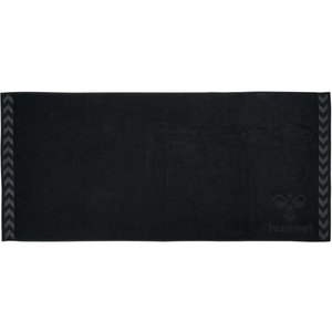 Asciugamano rettangolare nero con motivi a chevron grigio scuro lungo i bordi corti e un logo hummel discreto in un angolo.