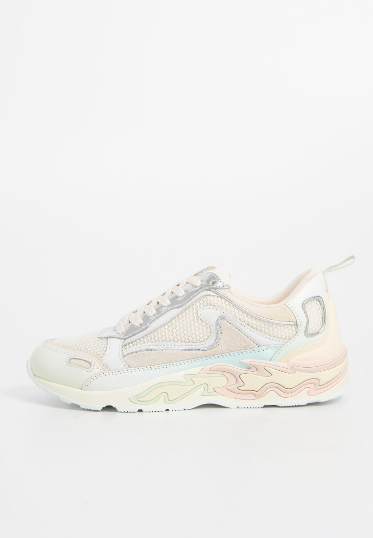 Beżowe i białe sneakersy z siateczkowymi i skórzanymi detalami, pastelowe wzory płomieni na podeszwie oraz sznurowany design.