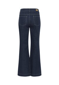 Sötétkék, bővülő szárú farmernadrág tűcsíkos mintával, két hátsó zsebbel és egy barna bőr címkével a derékpánton.