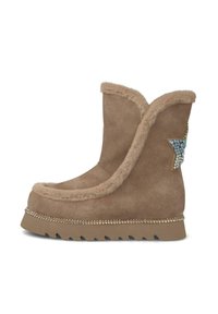 Bottines en suède marron avec un col duveteux, accent étoile orné de strass bleus, et une semelle rainurée avec des clous décoratifs en métal.