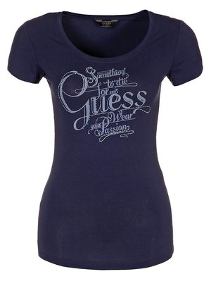 Camiseta ajustada azul marino de manga corta con texto decorativo blanco que dice "Something to die for... Guess wear your passion."