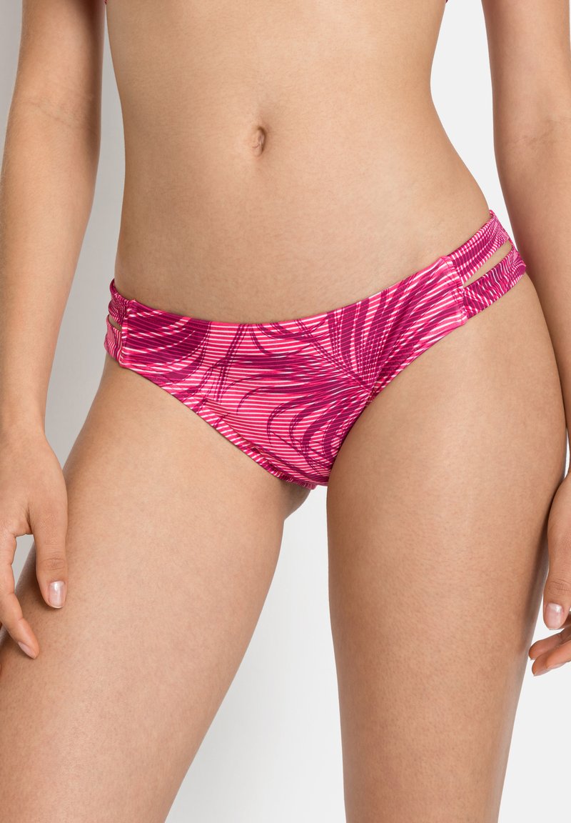 Roze bikini-broek met een vloeiend bloemenpatroon en uitsneden aan de zijkanten. Gemaakt van rekbare stof, het heeft een gladde textuur.