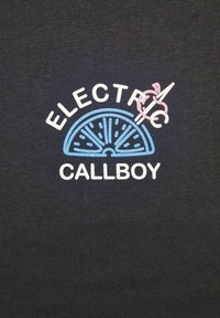 "ELECTRIC CALLBOY" met een blauwe stijlvol citruswapper en een roze omranding van een hand die eetstokjes vasthoudt boven de tekst op een donkere achtergrond.