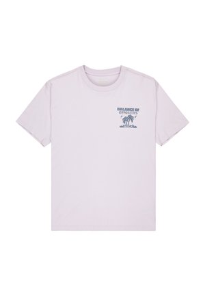 Lichtpaars katoen t-shirt met ronde hals en korte mouwen. Voorzien van een donkerblauwe grafische print met "BALANCE OF OPPOSITES" en palmbomen.