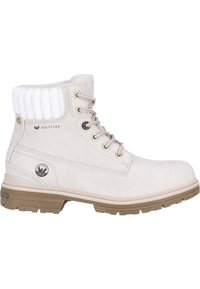 Botín de cuero blanco hasta el tobillo con cuello de pelaje sintético acanalado, ojales de metal, cierre con cordones y suela de goma con patrón de relieve.