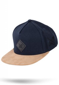 Marineblaues Cap mit einem hellbraunen Wildledervisier und einem schwarzen Lederpatch mit einem prägenden Design. Sechspanelform mit strukturierter Form.
