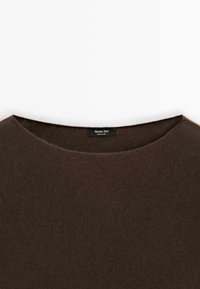 Maglione a maglia marrone scuro con un ampio scollo rotondo e un'etichetta nera di Massimo Dutti all'interno del colletto.