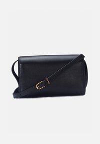 Sac bandoulière rectangulaire en cuir noir avec bandoulière réglable et boucle dorée sur fond blanc.