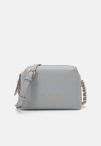 Borsa a spalla in pelle grigia con forma rettangolare, dettagli in metallo dorato e tracolla a catena. Logo impresso sul fronte.