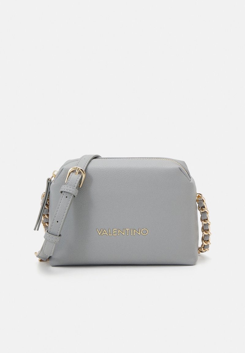 Borsa a spalla in pelle grigia con forma rettangolare, dettagli in metallo dorato e tracolla a catena. Logo impresso sul fronte.