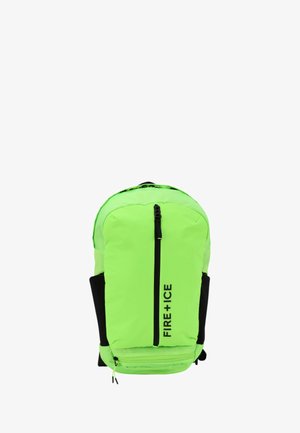 Mochila verde neón con detalles en negro, hecha de un material ligero. Presenta un zipper vertical y bolsillos laterales de malla. Nombre de la marca visible.