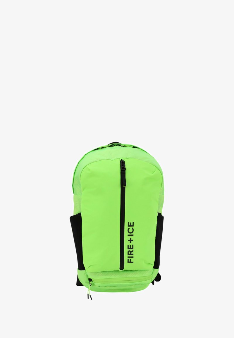 Neonově zelený batoh s černými akcenty, vyrobený z lehkého materiálu. Obsahuje vertikální zip a síťové boční kapsy. Značka je zobrazená.