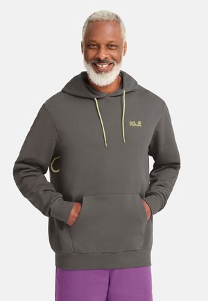 Grauer Kapuzenpullover mit Kordelzug, Fronttasche und einem hellgrünen Logo. Verfügt über gerippte Bündchen und Saum. Glatte Textur.