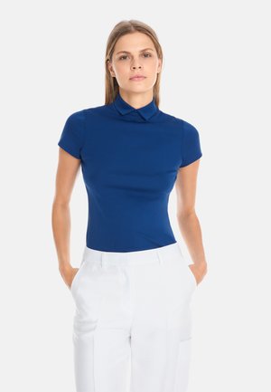 Enganzt geschnittenes Polohemd mit kurzen Ärmeln in lebhaftem Blau, aus glattem, dehnbarem Stoff mit einem klassischen Kragen und subtilen Nahtdetails.