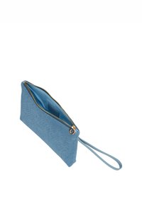 Pouch da polso in tessuto blu con cerniera dorata, texture liscia e una sola fascia da polso attaccata. L'interno è di un blu più chiaro.