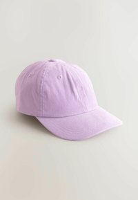 Világoslila baseballsapka pamutból, ívelt karimával, hat panellel és szellőző lyukakkal. Egyszerű kialakítás, puha tapintással.